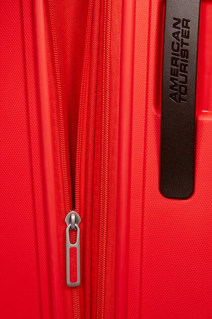 Medium extendable suitcase of American Tourister